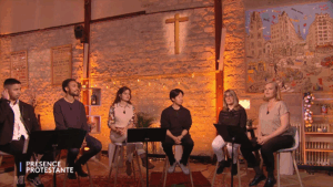Des personnes assises en demi cercle pour le cule