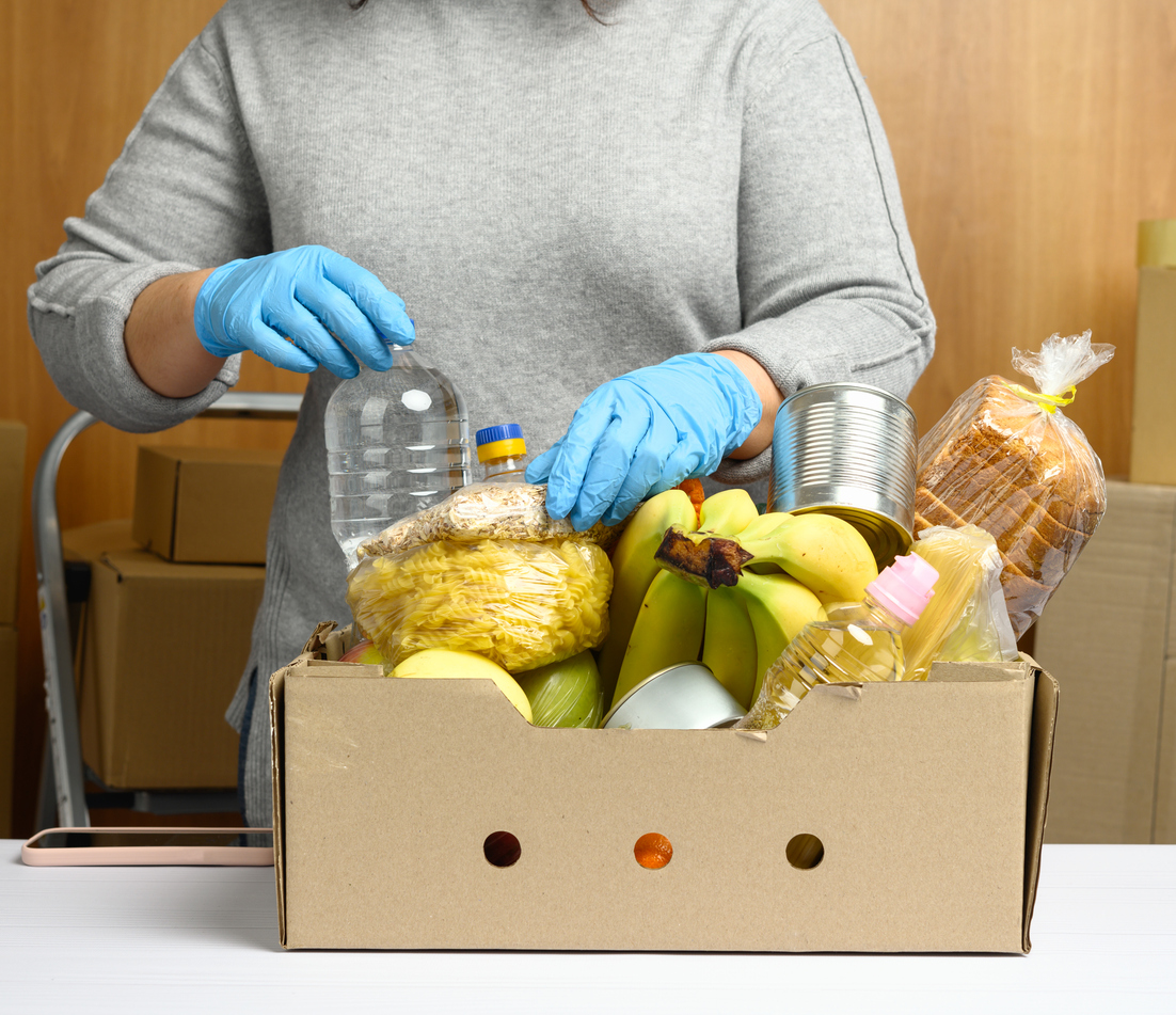personnes faisant un colis alimentaire