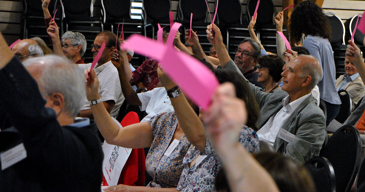 Vote à main levée lors d'une assemblée de la FEP