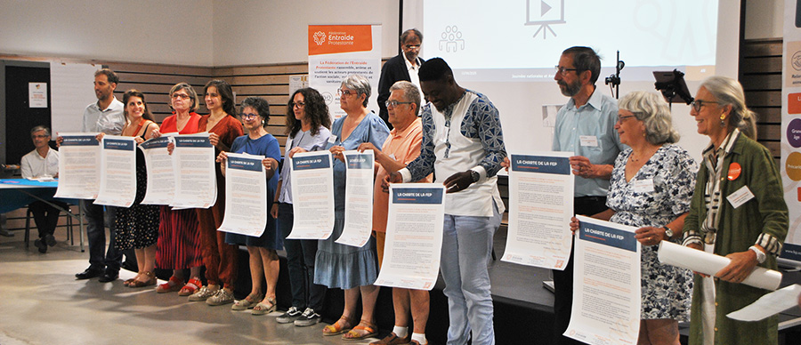 Un groupe de nouveaux adhérents tenant la charte de la FEP 