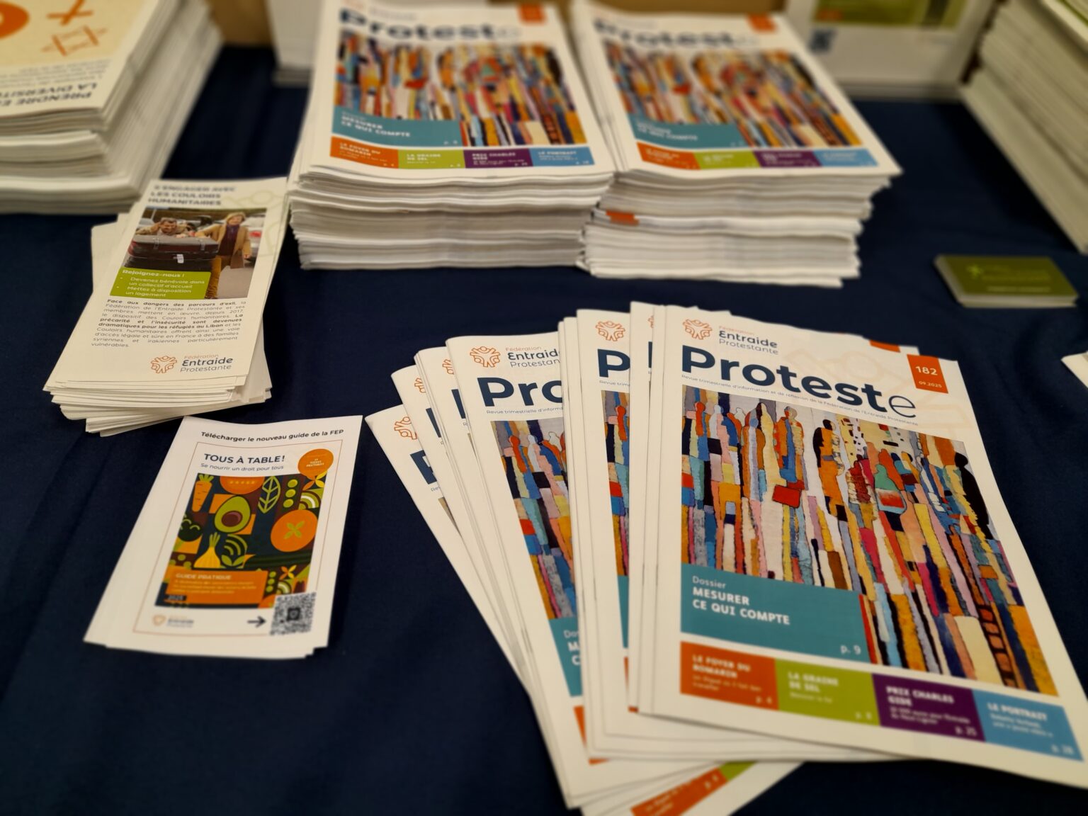 Une table couverte de publications de la FEP