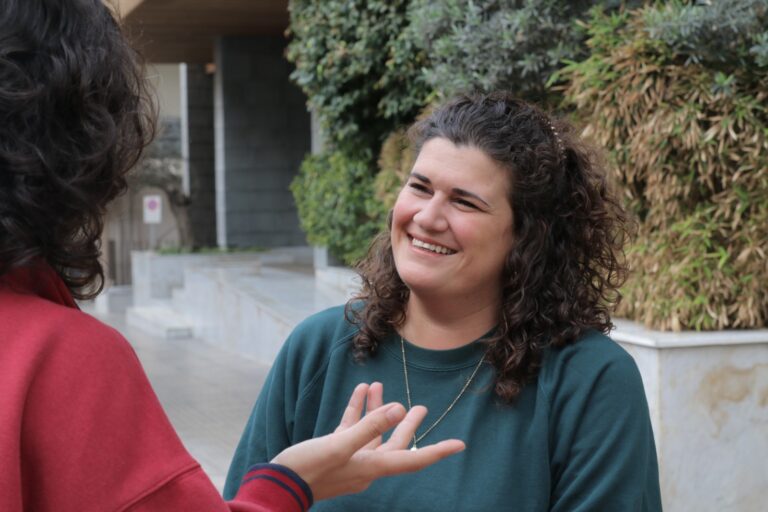 Une femme souriante
