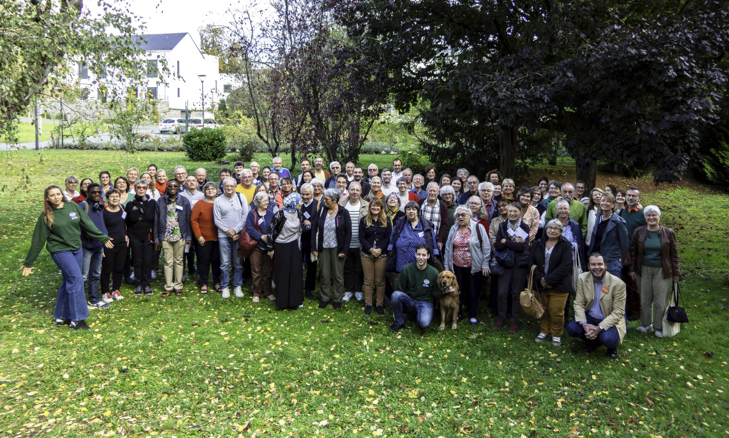 Un grand groupe réunissant les personnes actives dans les associations d’entraides protestantes