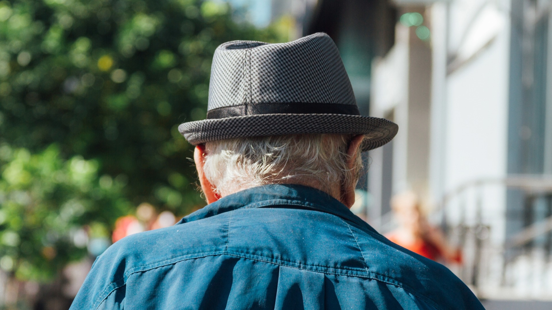 Un homme âgé de dos, portant un chapeau