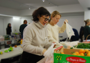 2 femmes composent des colis alimentaires