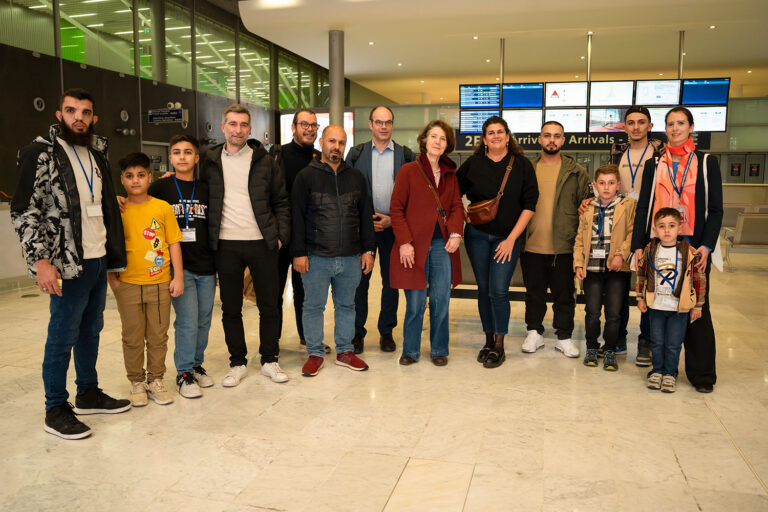 Une groupe de personnes accueillies à l'aéroport par les couloirs humanitaires
