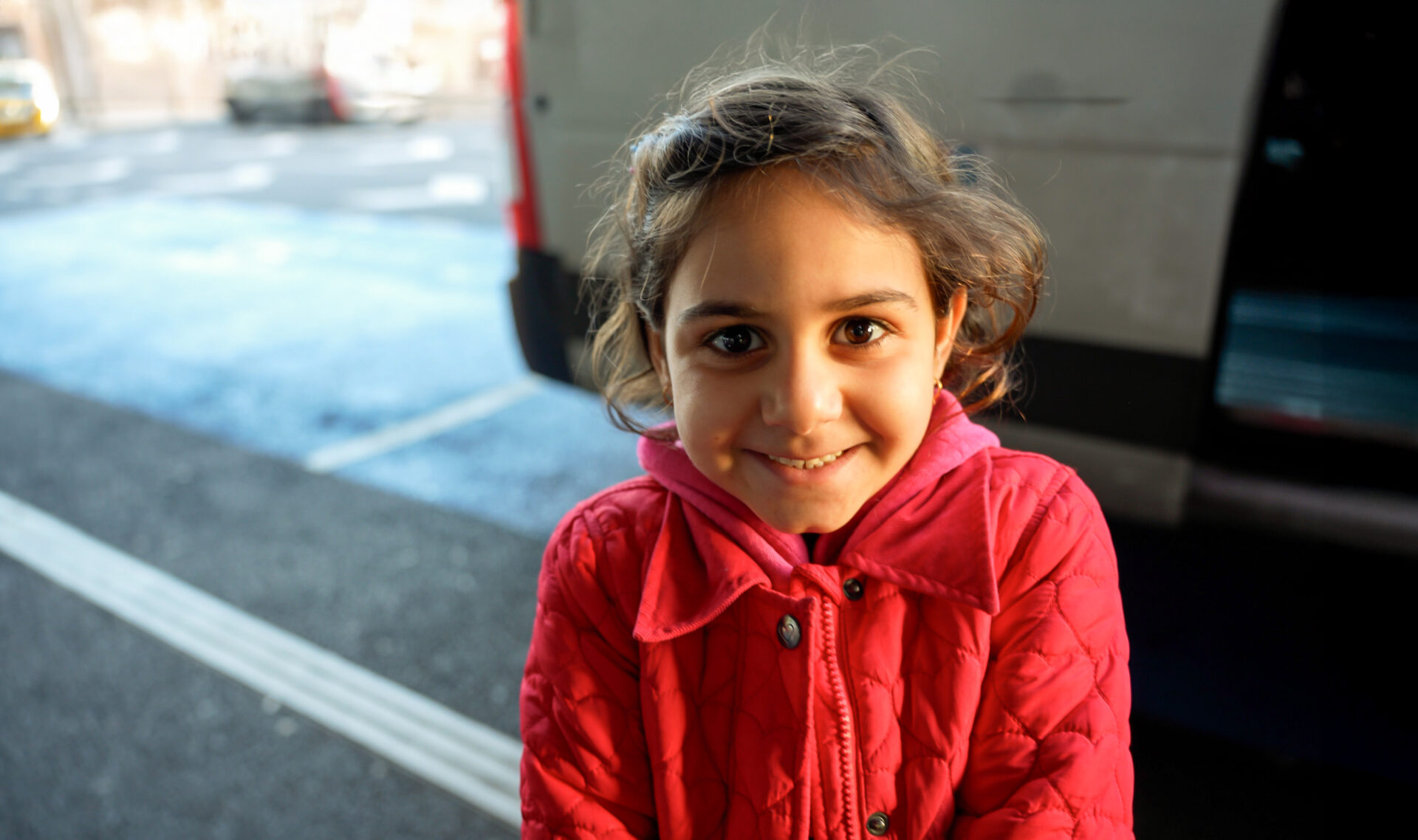 Une petite souriante accueillie en France par les Couloirs humanitaires