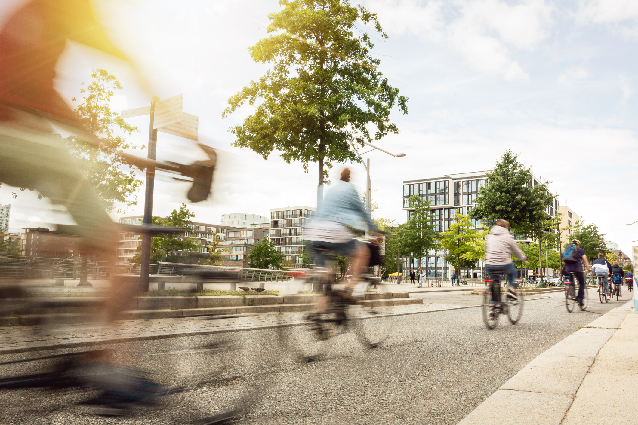 Cyclistes en ville avec un effet de vitesse