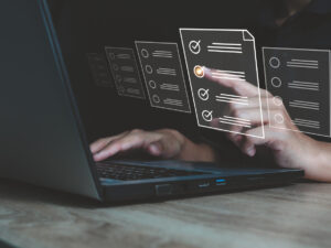 main saisissant des réponses sur un écran virtuel