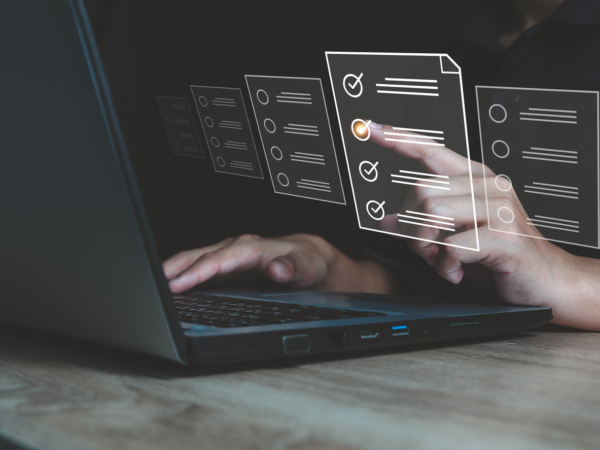 main saisissant des réponses sur un écran virtuel