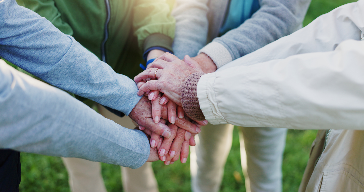des mains de personnes agées unies