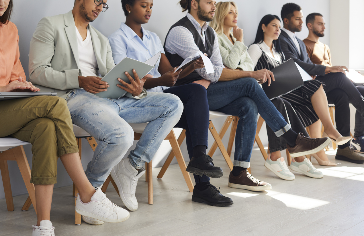 personnes assises attendant un entretien d'embauche