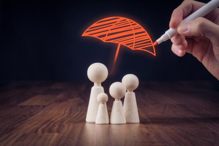Des pièces de jeux protégées par u parapluie dessiné à la main