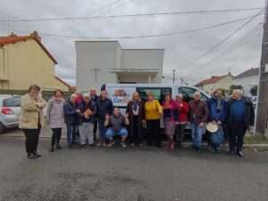 Des personnes devant le camion Cargo