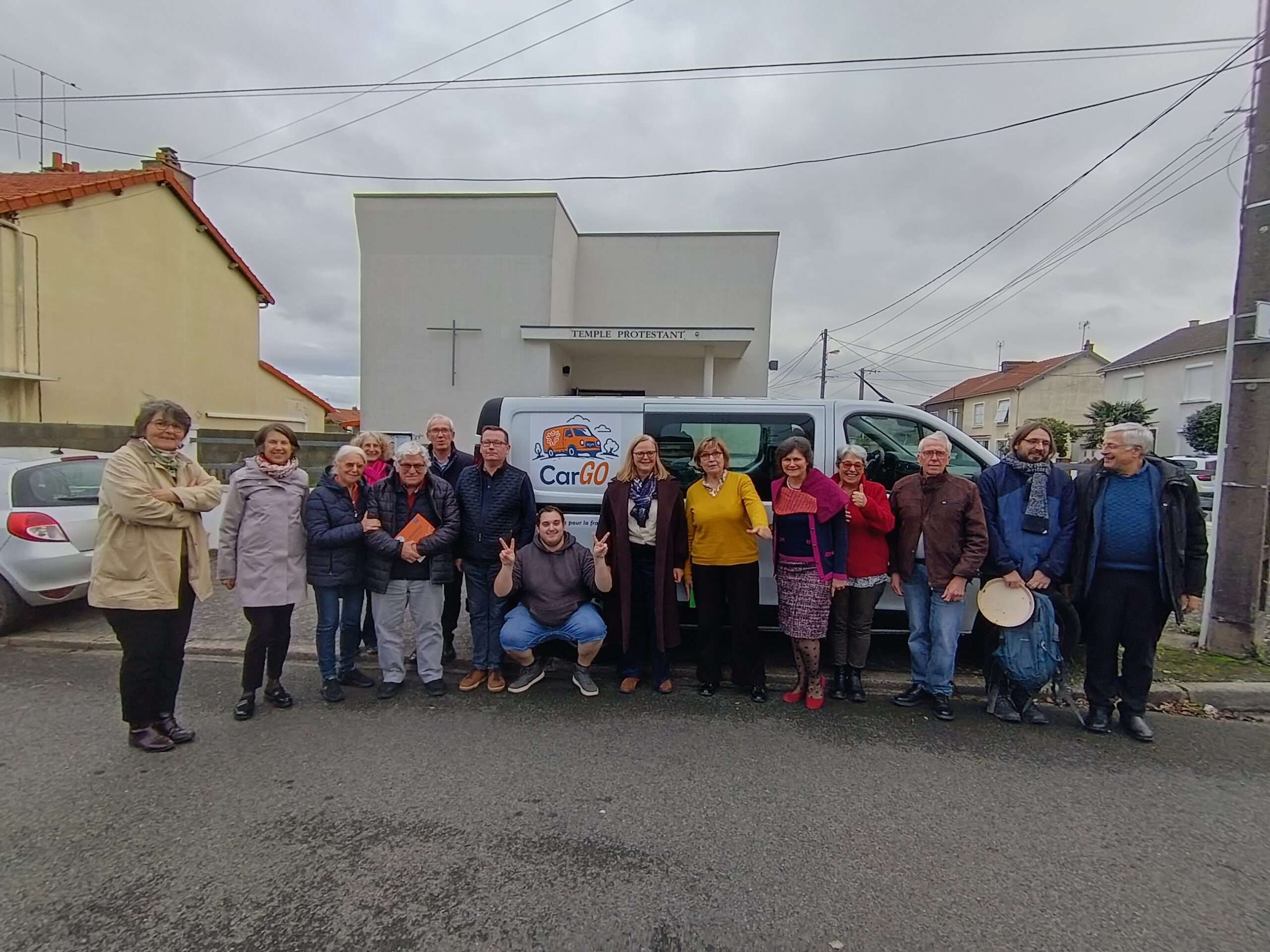Des personnes devant le camion Cargo