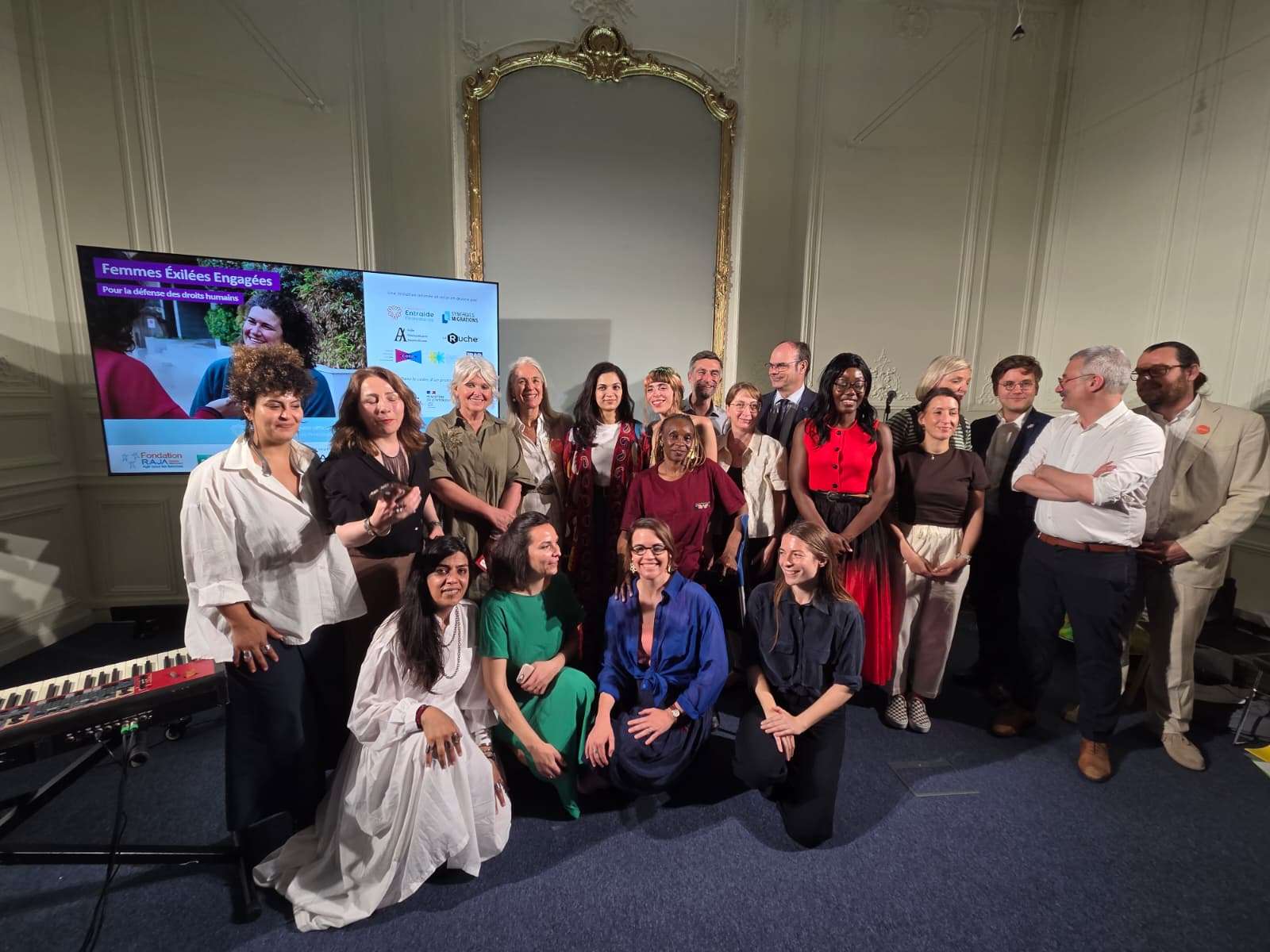 Photo de groupe de la soirée de lancement du projet femmes exilées engagées