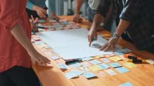 Des personnes autour d'une table avec des post it