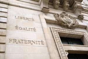 la façade d'un batiment où sont gravés les mots Liberté égalité fraternité