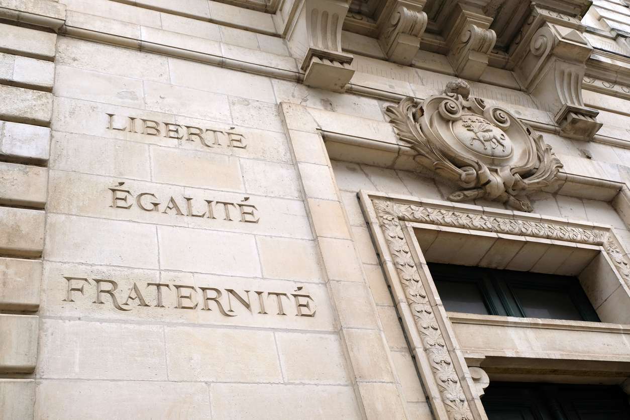 la façade d'un batiment où sont gravés les mots Liberté égalité fraternité